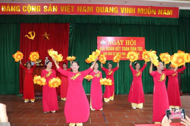 Đồng chí Phó Chủ tịch UBND xã Quảng Bị Tô Thị Đào dự Ngày hội Đại đoàn kết toàn dân tộc tại khu dân cư tại thôn Trại